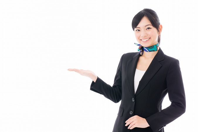 案内をする女性
