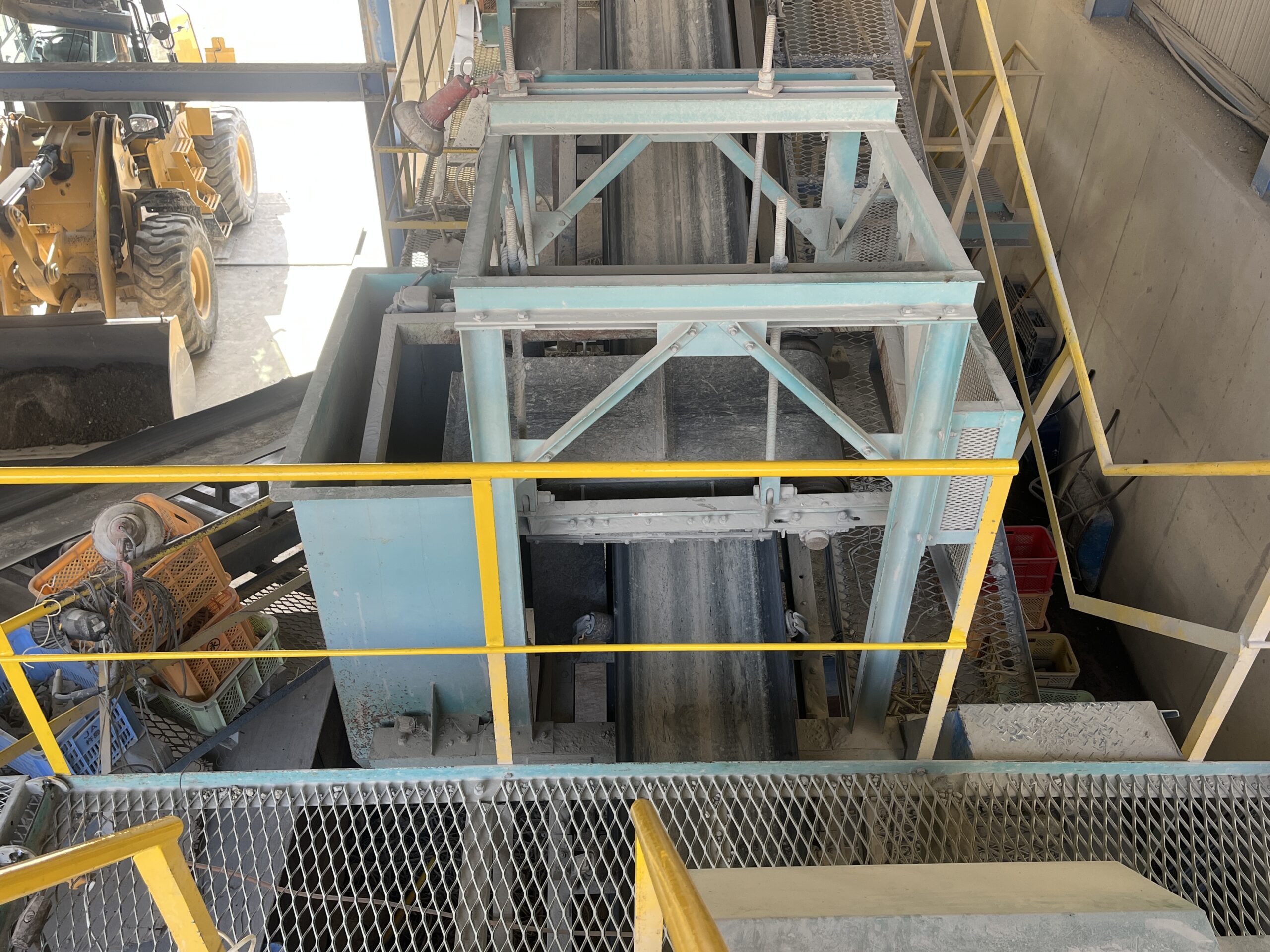 破砕機棟内部の搬送ライン俯瞰。多段のベルトコンベアで廃材が段階的に搬送・分級される